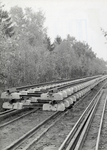 167333 Afbeelding van gereedliggende spoorsecties met betonnen dwarsliggers bij Klarenbeek.